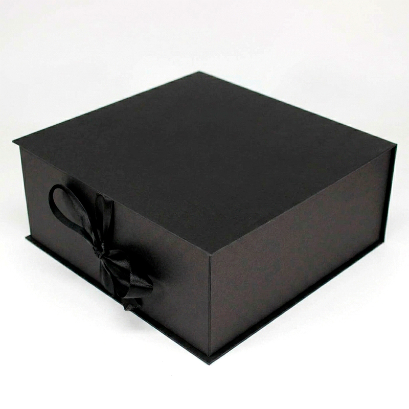 caja negra de cartón rígido con listón